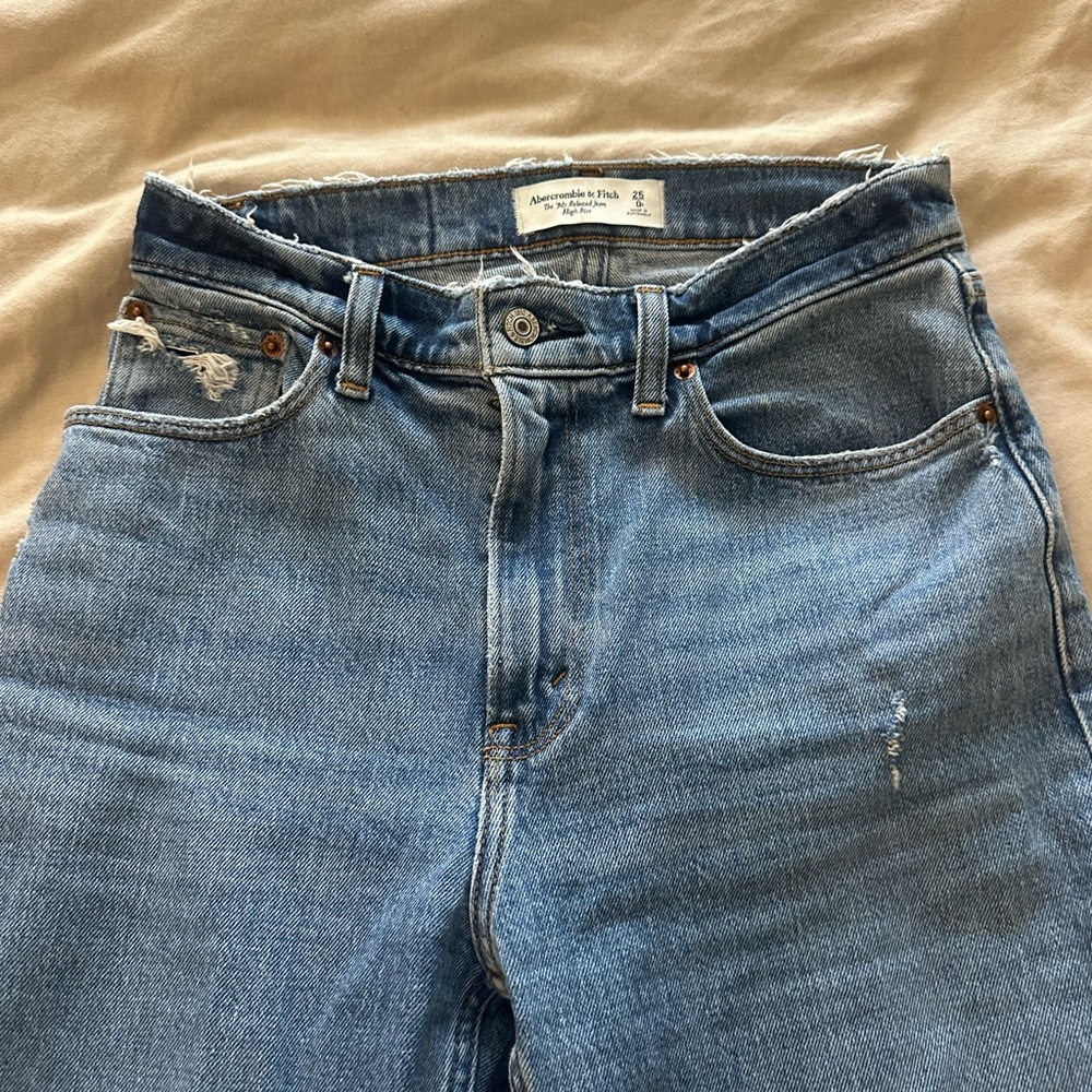 Abercrombie & Fitch The 90s Relaxed Jean High Rise